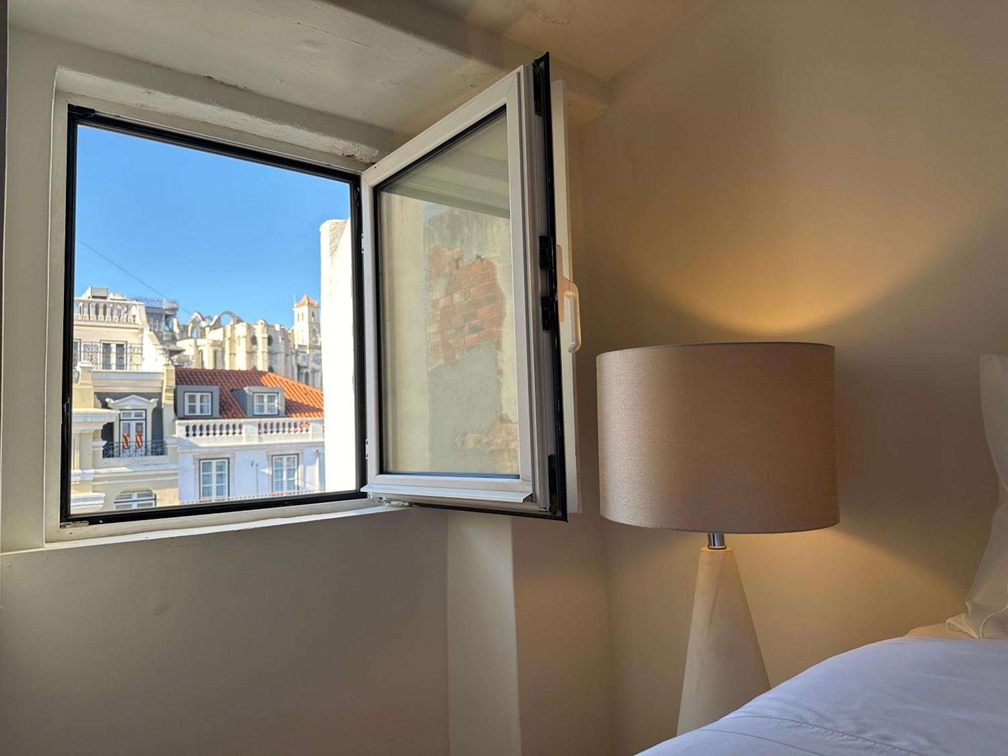 Apartment Romantic Nest For A Getaway At Downtown With Design Lissabon
